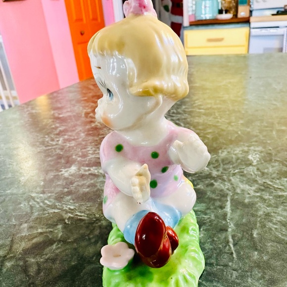LITTLE GIRL FIGURINE .. Hand Painted.1960s... Rare - Picture 2 of 6